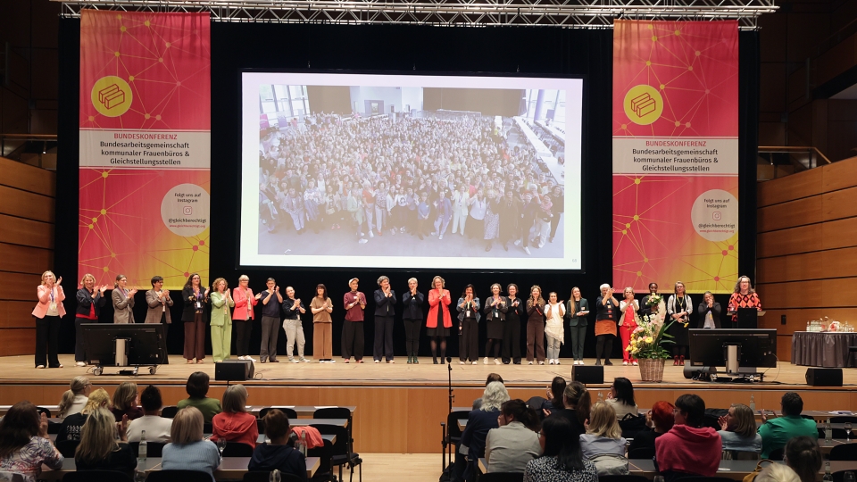 viele Frauen auf der Bühne