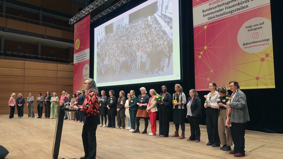 alte und neue Sprecherinnen auf der Bühne 