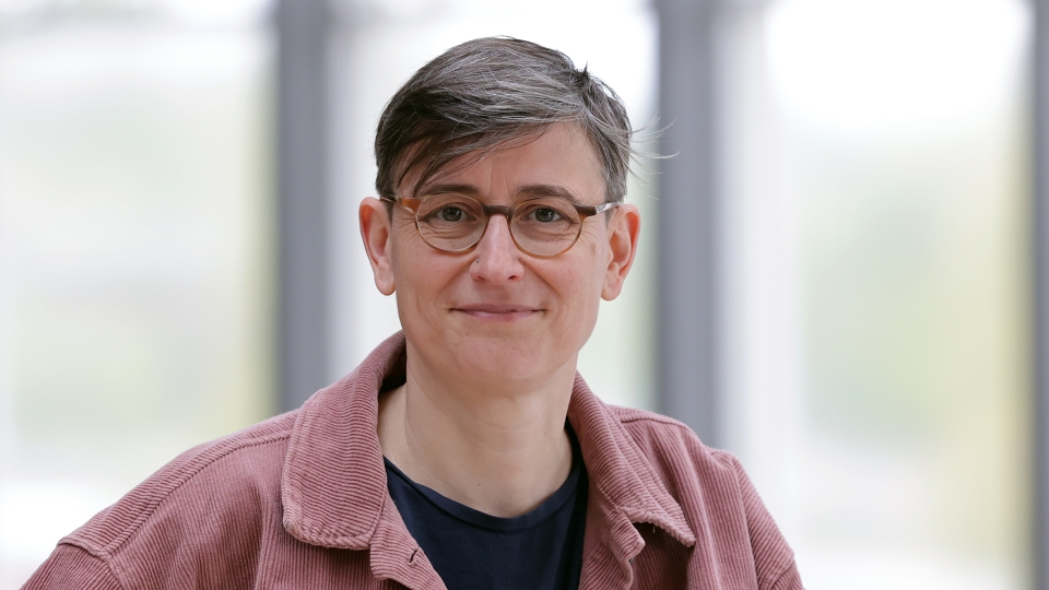 Frau mit kurzen Haaren und Brille