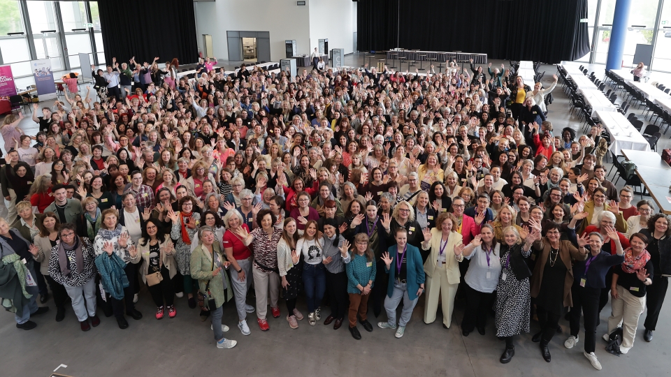 Menschenmenge in großem Saal