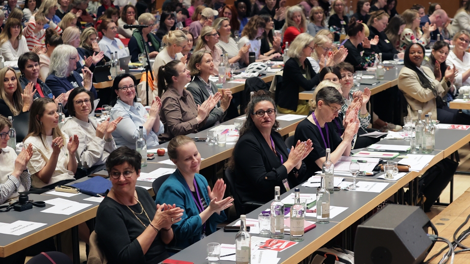Frauen im Konferenzsaal