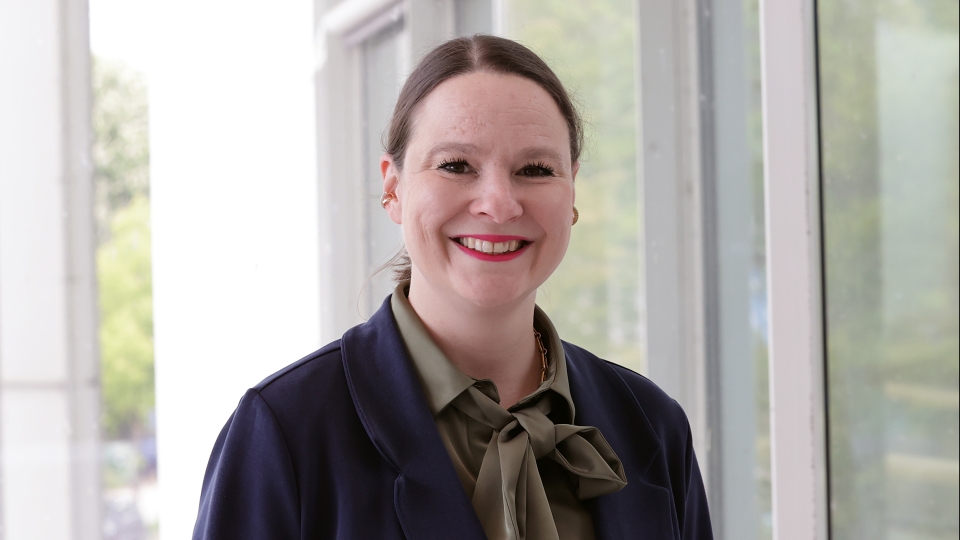 Frau mit schwarzem Sakko