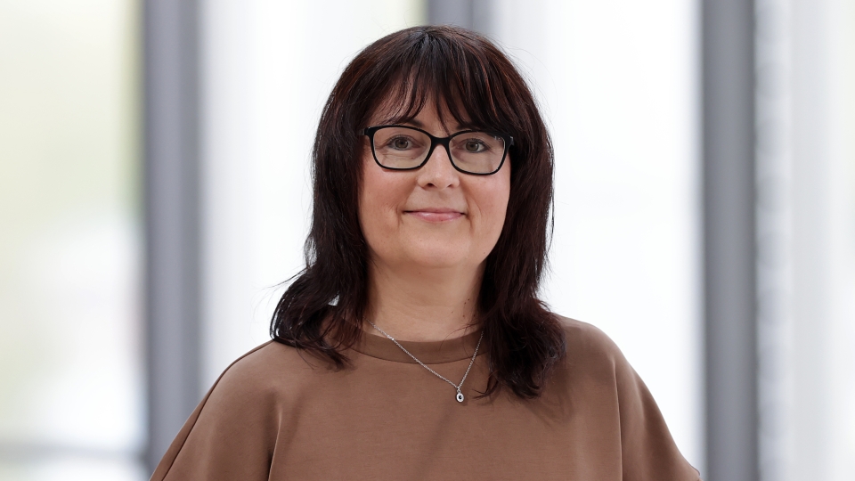 Frau mit Brille und schwarzen Haaren