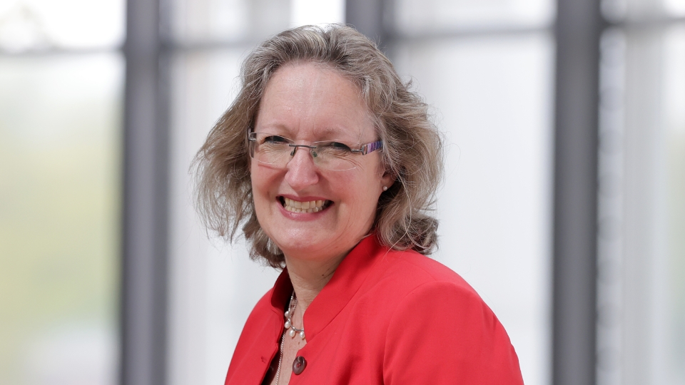 Frau mit Brille und roter Jacke
